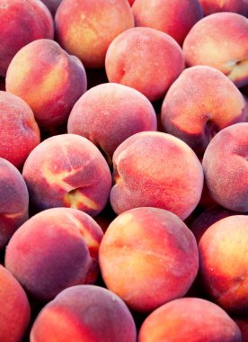 Piyasada taze şeftaliler