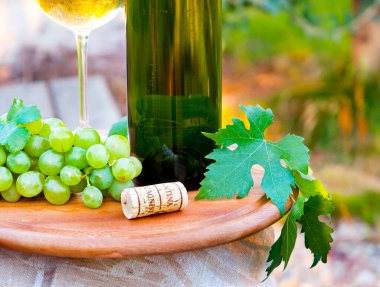 Yakın plan bir şişe şarap.