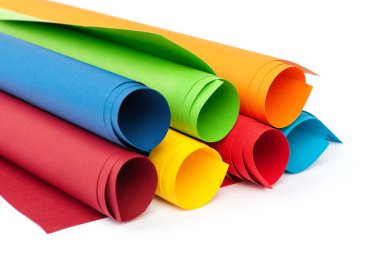 Beyaz arkaplanda renkli kağıt ruloları