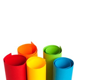 Beyaz arkaplanda izole edilmiş renkli plastik bardaklar