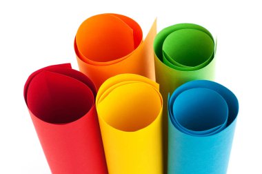 Beyaz arka plan üzerinde renkli plastik bardak