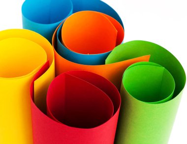 Beyaz arkaplanda renkli kağıt bardaklar