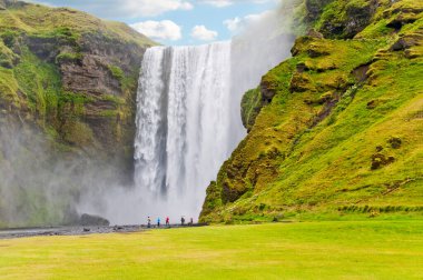 Şelaleli güzel dağ manzarasının manzarası.