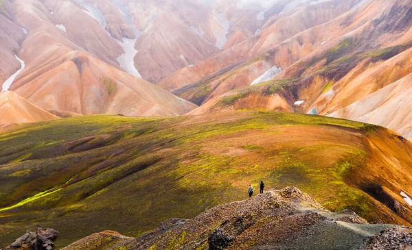 Dağları olan güzel bir manzara 
