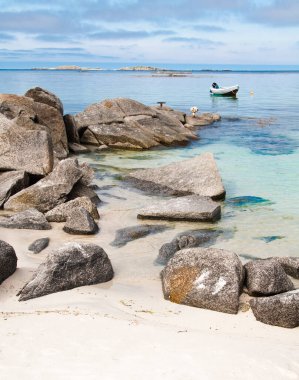 Kayalıkları ve denizi olan güzel sahil