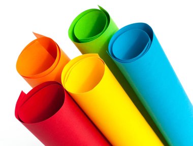 Beyaz arkaplanda izole edilmiş renkli kağıt