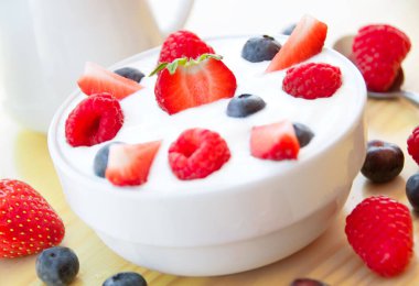 Taze böğürtlen ve çilekli sağlıklı kahvaltı.