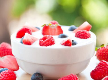 Tahta masadaki kasede taze çilekler.