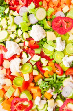 Beyaz arka planda taze sebzeler ve meyveler