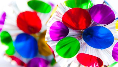 Beyaz arkaplanda renkli konfeti