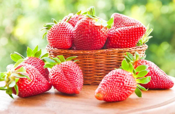 Fresas Frescas Una Canasta Sobre Fondo Madera — Foto de Stock