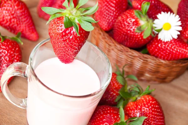 Erdbeere Und Erdbeeren Auf Einem Holztisch — Stockfoto