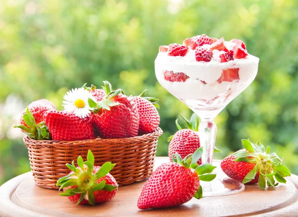 放在木制桌子上的杯子里的新鲜草莓 — 图库照片