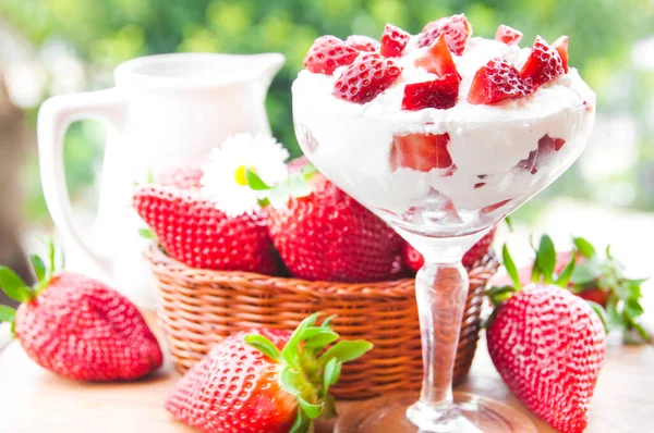 Yaourt Aux Fraises Dans Bol Verre Sur Une Table Bois — Photo