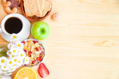 Tahta zemin üzerinde meyve, elma, kahve ve meyve suyu olan kahvaltı