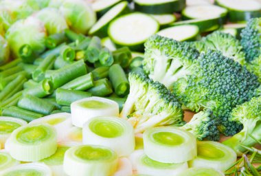 Beyaz arka planda taze yeşil sebzeler