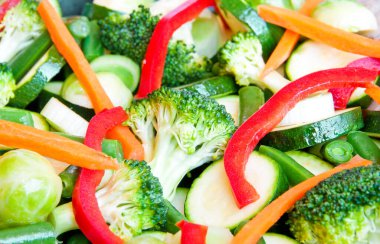 Beyaz arka planda taze sebzeler