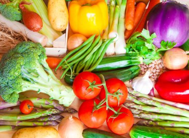 Beyaz arka planda taze sebzeler ve meyveler