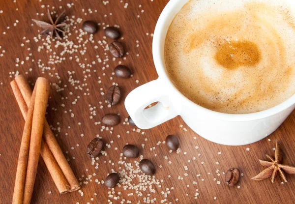 Tasse Kaffee Mit Zimtstangen Und Anis Auf Einem Hölzernen Hintergrund — Stockfoto