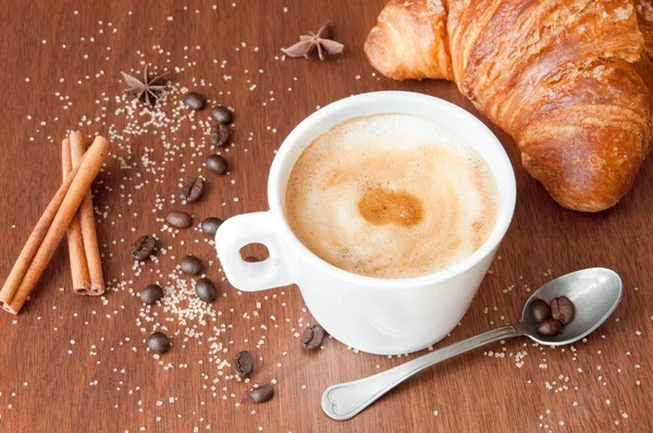 Kaffee Mit Croissant Und Tasse Heißer Schokolade Auf Holzgrund — Stockfoto