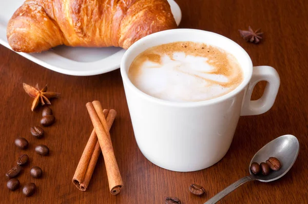 Tasse Kaffee Mit Zimt Und Croissant Auf Holzgrund — Stockfoto