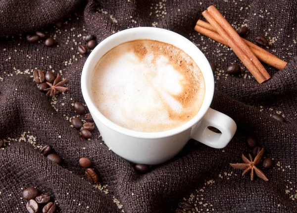 Tasse Kaffee Mit Zimt Und Anis Auf Dunklem Hintergrund — Stockfoto