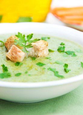 Ev yapımı tavuk ve sebze çorbası