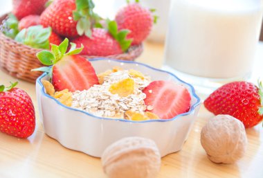 Taze meyve ve meyveli sağlıklı kahvaltı.