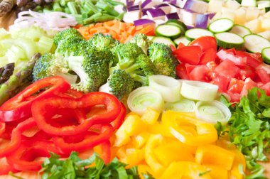 Beyaz arka planda taze sebzeler ve otlar.