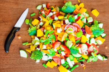 Tahta arka planda taze sebzeler