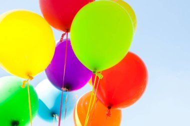 Beyaz arkaplanda renkli balonlar
