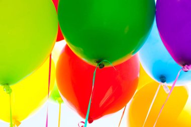 Beyaz arkaplanda renkli balonlar