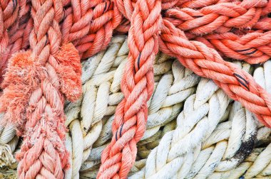 Kırmızı ve beyaz iplere yakın çekim 