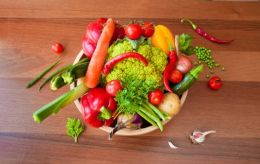 Tahta arka planda taze sebze ve baharatlar.