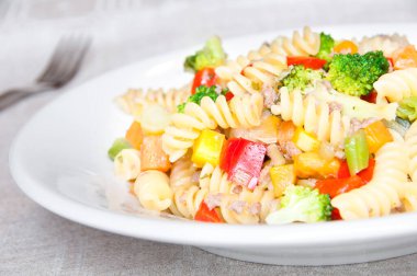 tavuklu ve sebzeli makarna