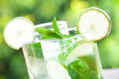 Tahta bir masada naneli ve limonlu mojito kokteyli.