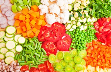 Beyaz arka planda taze sebzeler ve meyveler