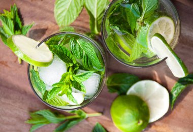 Yaz detoks suyu taze yeşil nane yaprakları ve ahşap zemin üzerinde limon