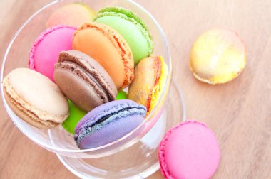 Lezzetli renkli çörekler kasede