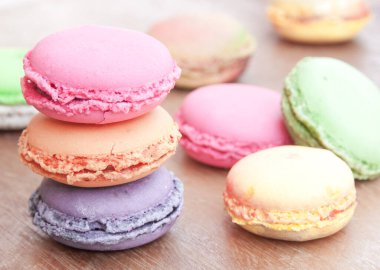 Beyaz ahşap arka plan üzerinde renkli Macaroons
