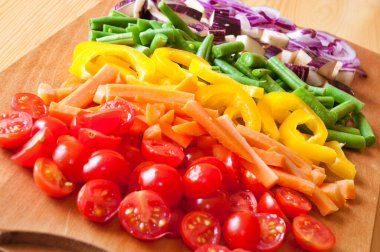 Tahta masada taze sebzeler.