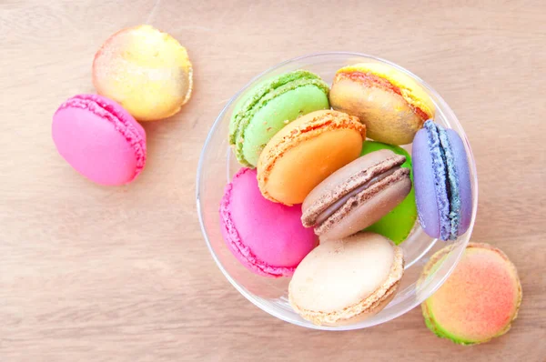 Délicieux Macarons Colorés Dans Bol — Photo