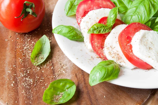 mozzarella, domates, fesleğen ve peynirli caprese salatası.