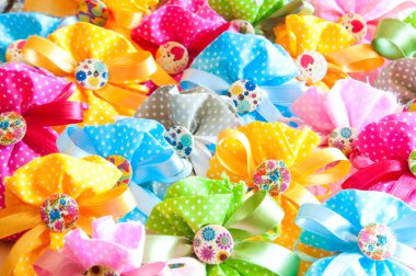 Dekorasyon için renkli kurdeleler