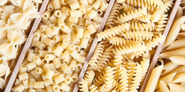 Tahta kutularda çiğ makarna.