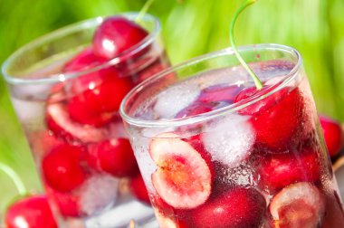 Buzlu ve kirazlı yaz içkisi