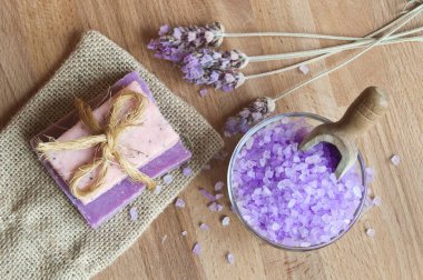 Ahşap arka planda lavanta tuzu ve deniz çiçekleri