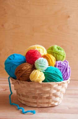 Ahşap arka plan üzerinde renkli iplik topları