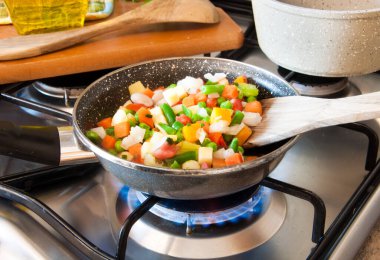 Tavada sebze pişirmek.