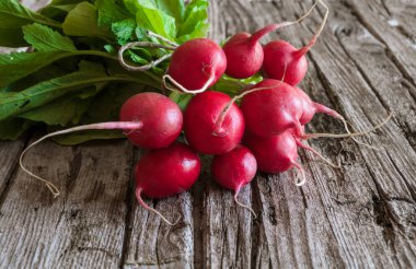 Ahşap arka planda kırmızı turp